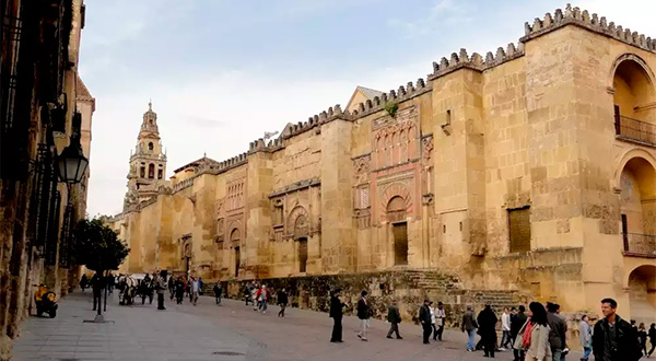 El Ayuntamiento de Córdoba sigue empeñado en arrebatar a la Iglesia su Catedral