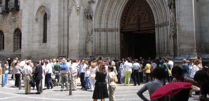 Okupas interrumpen la misa en la Catedral de Bilbao al lanzar dos bengalas