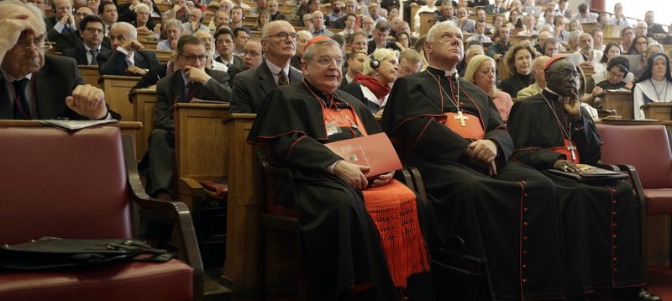 Los cardenales Raymond L. Burke, Gerhard Ludwig Müller y Robert Sarah en la celebración del X aniversario de Summorum Pontificum.