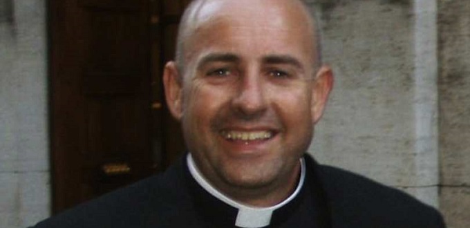 Escupen y maldicen a sacerdote católico australiano por oponerse al «matrimonio gay»