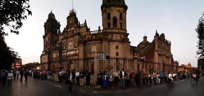 Una muralla de fieles protegieron la Catedral de Mxico del ataque de feministas