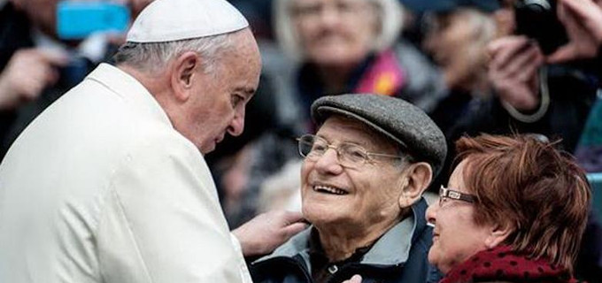 Francisco: Son los ancianos quienes nos transmiten la pertenencia al Pueblo santo de Dios