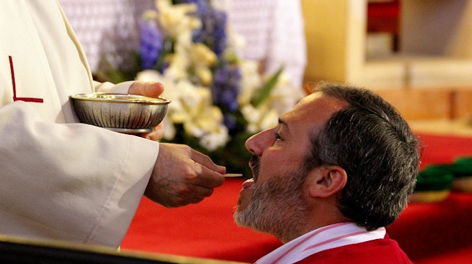 Los obispos de Extremadura defienden el derecho de los fieles a comulgar en la boca