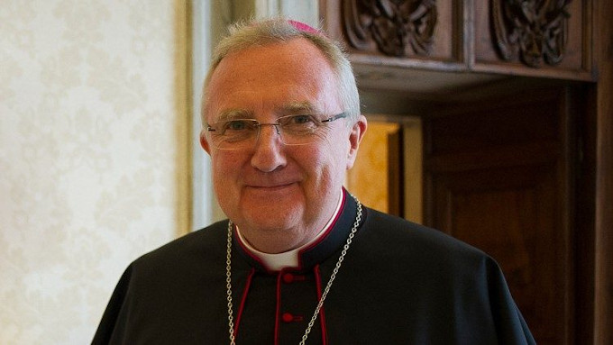 Roche advierte a los obispos alemanes que los laicos no pueden bautizar regularmente ni predicar homilías en Misa
