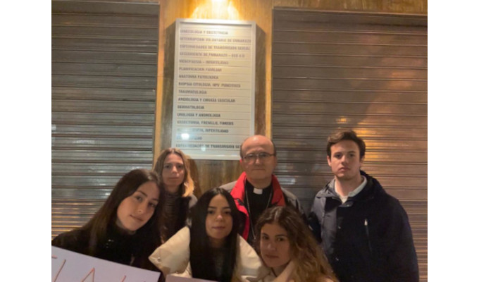 Mons. Munilla acompañó a jóvenes que rezaron frente al abortorio de Alicante