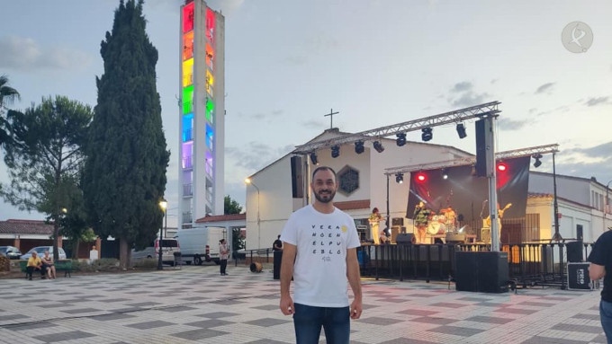 Ayuntamiento extremeño ilumina la torre de su iglesia con los colores del Orgullo Gay