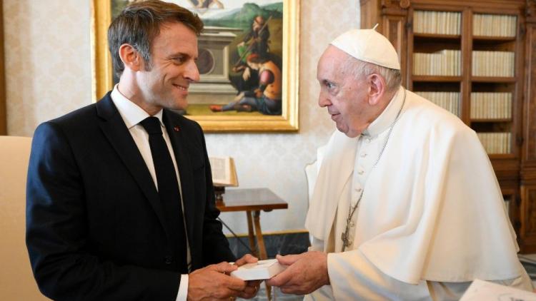 La izquierda francesa critica a Macron por anunciar que acudirá a la Misa del Papa en Marsella
