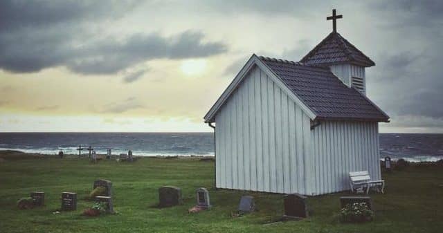 Ateos noruegos le piden a la «iglesia» luterana que quiten las cruces de capillas y cementerios y esta se lo piensa