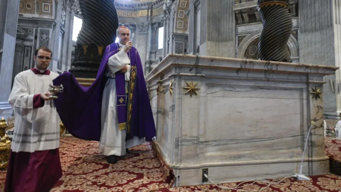 Se celebra un rito penitencial en la Basílica de san Pedro después de que un hombre desnudo se subiera al altar mayor