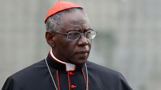 El cardenal Sarah pide a estudiantes de teologa en Camern que no se dejen influenciar por Occidente