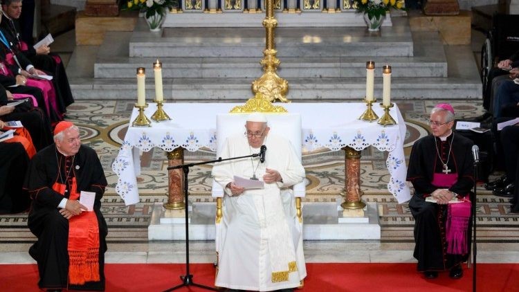 El Papa al clero francés: «Llevemos a los hermanos la mirada de Dios, llevemos a Dios la sed de los hermanos»