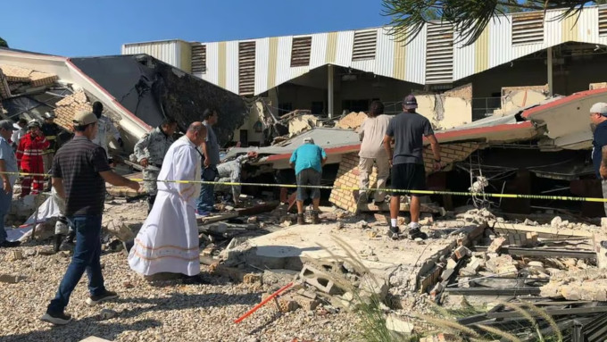 Once muertos y decenas de heridos en el desplome del techo de una iglesia en Ciudad Madero