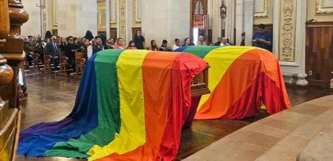 El Arzobispo de Yucatán justifica la colocación de banderas LGBT sobre ataúdes