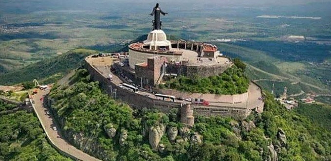 40 mil jóvenes católicos peregrinan hasta el monumento a Cristo Rey en México
