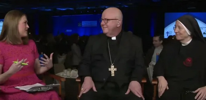 Hermano y hermana, obispo y monja, dicen que padres fieles ayudaron a fomentar las vocaciones
