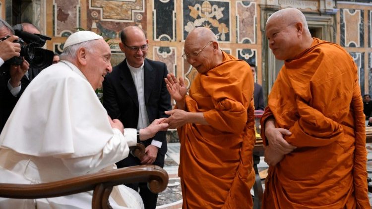 El Papa dice a un grupo de budistas que la oracin y la meditacin pueden cambiar las cosas