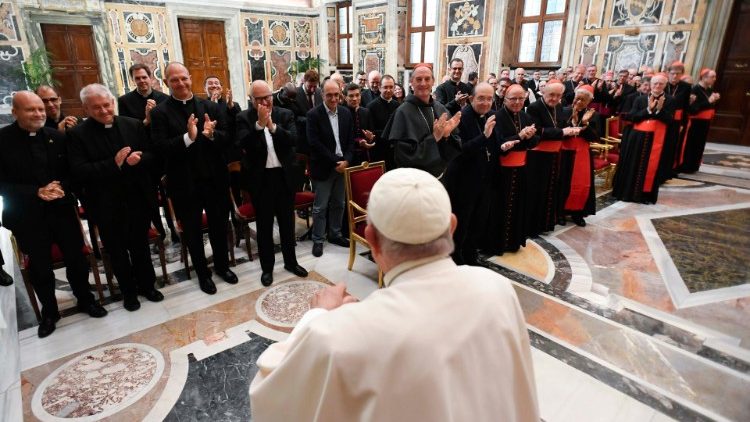 El Papa pide evitar que los sacerdotes se sientan solos