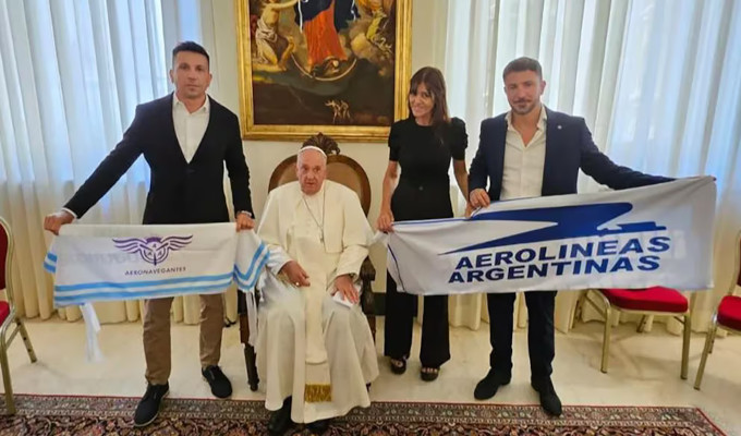 El Papa admite posar junto a sindicalistas de Aerolneas Argentinas en plena polmica por su privatizacin