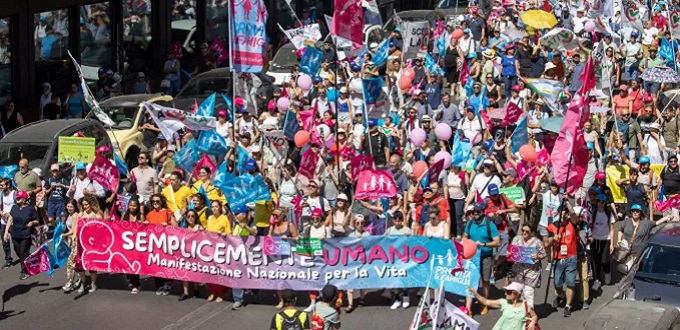 Miles de personas participan en la marcha provida de Italia