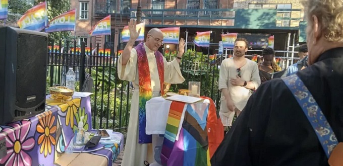 Um padre de Nova York celebra uma “Missa do Orgulho” em frente a um monumento gay