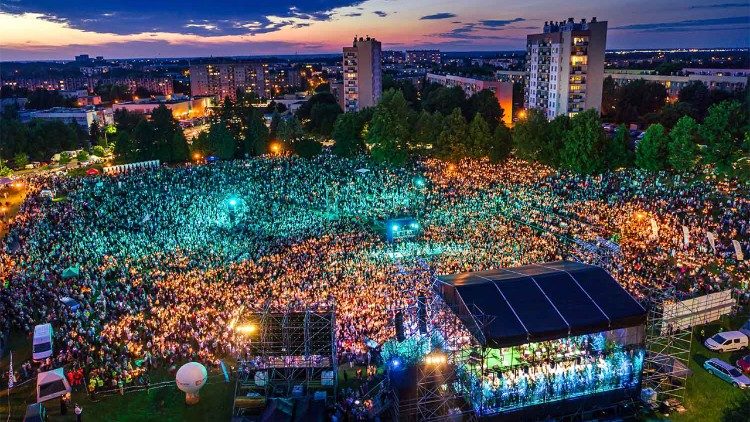 Decenas de miles de jvenes polacos asistieron a conciertos de alabanza en la fiesta del Corpus