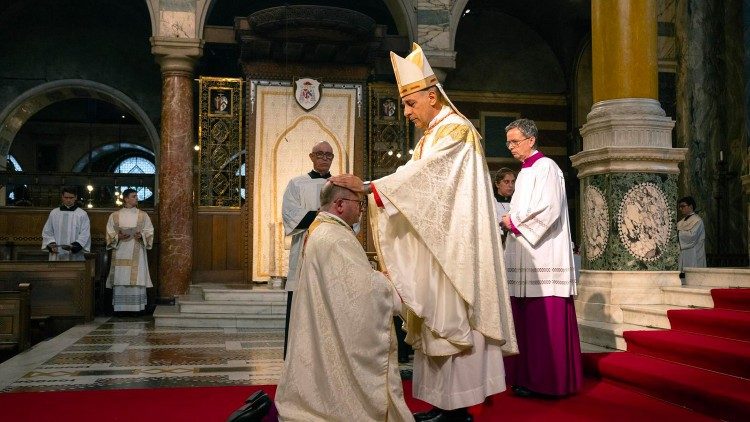 Ordenan al primer obispo para el ordinariato anglocatlico britnico