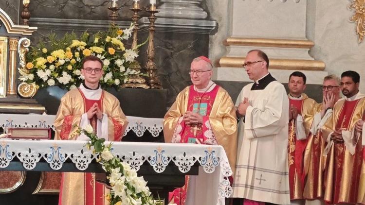 El cardenal Paroln pide a los ucranianos no perder la confianza en Dios aun en medio del horror de la guerra