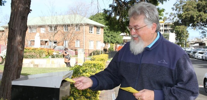 Feligrs de 72 aos reza por cada hogar de su parroquia en Kingsgrove