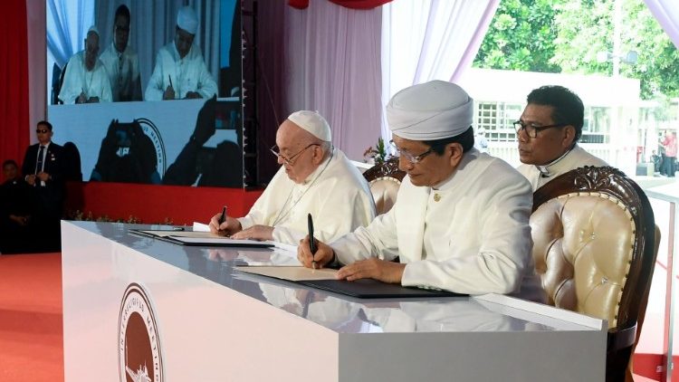 El Papa y el Gran Imn de Yakarta firman una declaracin contra la deshumanizacin y el cambio climtico