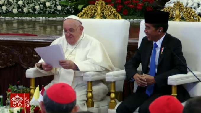 El Papa destaca en Indonesia el sabio y delicado equilibrio entre culturas para defender la unidad y la paz