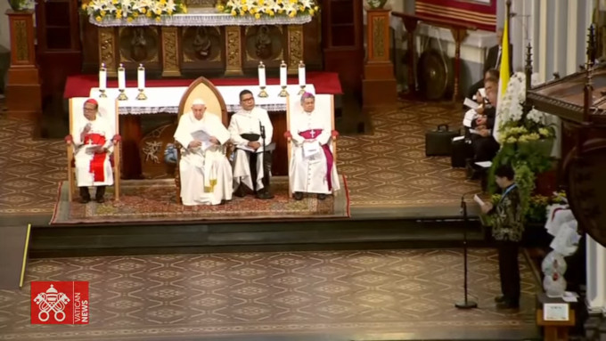 El Papa se rene con la flor y nata de la Iglesia en Indonesia