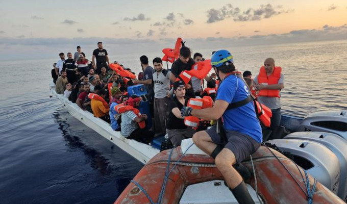 Inmigrantes irregulares, ahora los obispos italianos bajan al mar