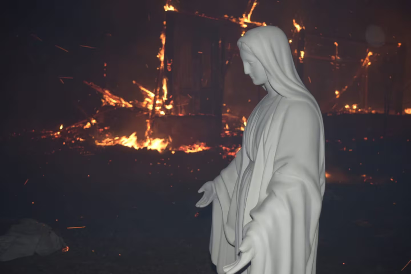 Ariel Luna fotografi una imagen intacta de la Virgen en medio de un incendio arrasador