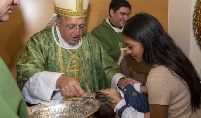 Mons. Gins Garca Beltrn bautiz a 17 nios rescatados del aborto