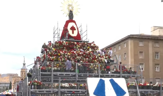 Zaragoza hace su tradicional ofrenda floral a la Virgen del Pilar