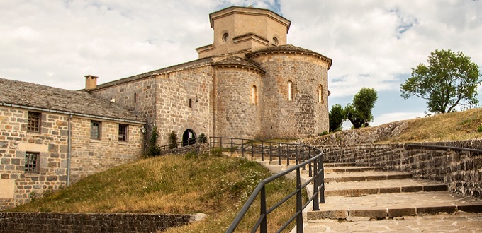 Vandalismo en el santuario de San Miguel de Aralar: incendian puerta y dejan mensajes antisemitas