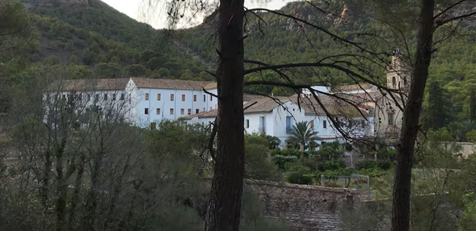 Un hombre irrumpe en el monasterio de Gilet, deja en estado crtico aun fraile y hiere a otros tres