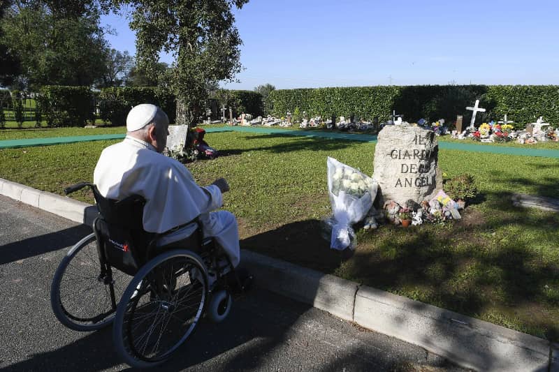 El Papa Francisco rez en el cementerio por los nios no nacidos en el Da de Todos los Santos