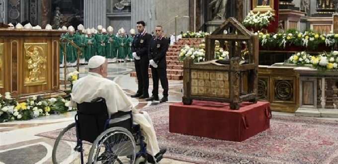 La histrica Silla de San Pedro se exhibe al pblico en la baslica del Vaticano