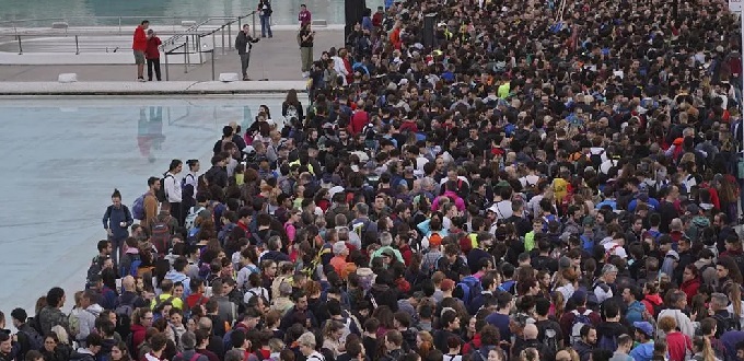 Miles de voluntarios abarrotaron la Ciudad de las Artes de Valencia para ayudar a los afectados por la DANA