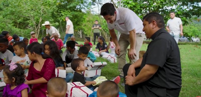 El actor catlico David Henrie dice que el viaje misionero con Cross Catholic Outreach le dej un gran impacto