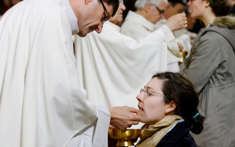 El Cardenal Cupich pide a los catlicos que no se arrodillen al recibir la comunin