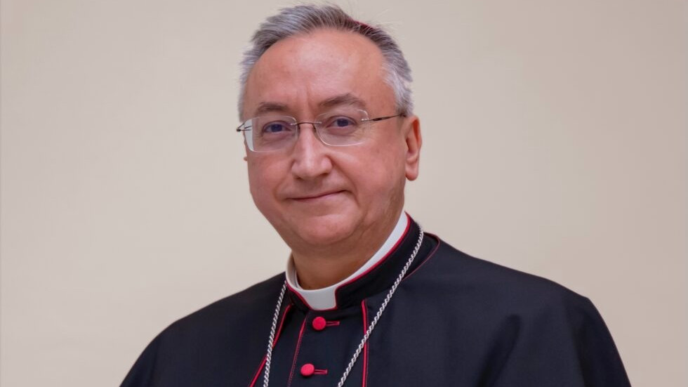 Mons. Rico Pavs: corresponde al comulgante, no al ministro, elegir la forma de recibir la comunin