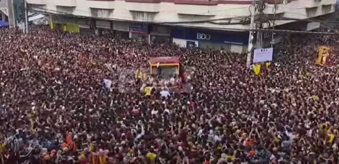 La procesin del Nazareno Negro llena las calles de Manila de fervor y devocin