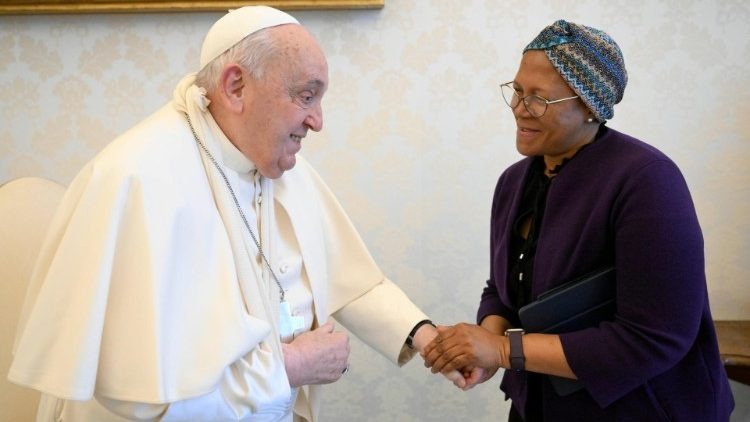 El Papa se cae y se lesiona el brazo