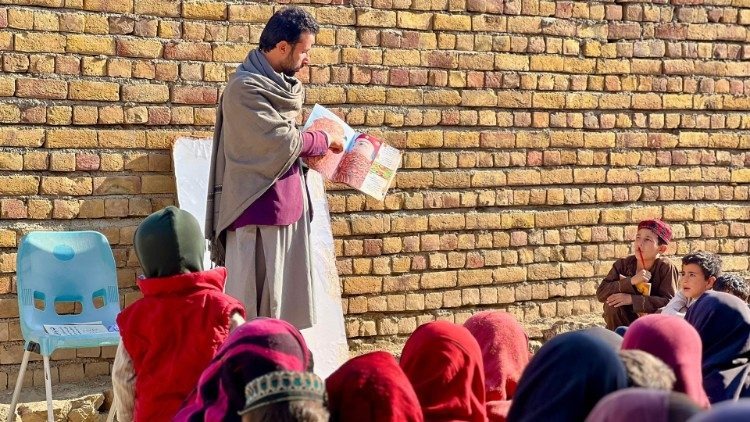 Wazir Khan crea una red de escuelas intinerantes al aire libre para nios de comunidades rurales en Afganistn