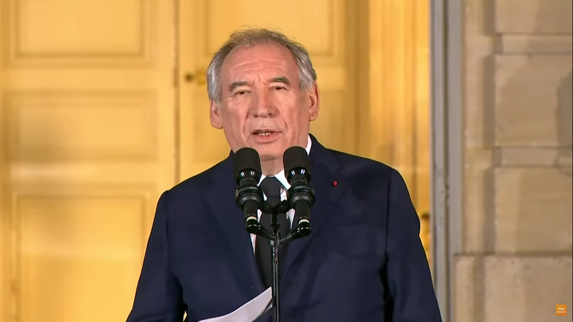 Bayrou separa la eutanasia de los cuidados paliativos y recibe crticas por ser catlico