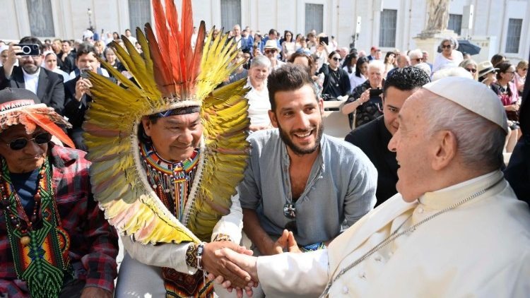 El Papa Francisco reclama proteger la identidad y derechos de los pueblos originarios