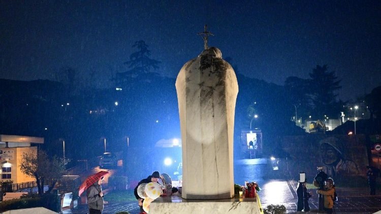 Las condiciones clnicas del Santo Padre, a pesar de su gravedad, muestran una ligera mejora