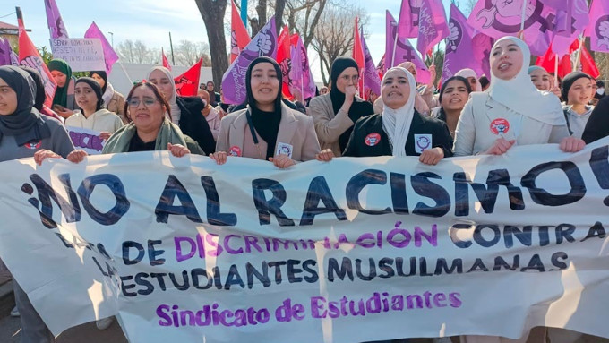 Feministas del sindicato de estudiantes apoyan una manifestacin a favor del uso del hiyab en las aulas